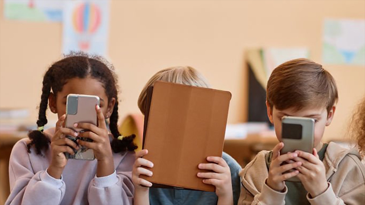 Anket: Avrupalıların büyük çoğunluğu çocukların sosyal medya kullanımının sınırlanmasını destekliyor Anket: Avrupalıların büyük çoğunluğu çocukların sosyal medya kullanımının sınırlanmasını destekliyor