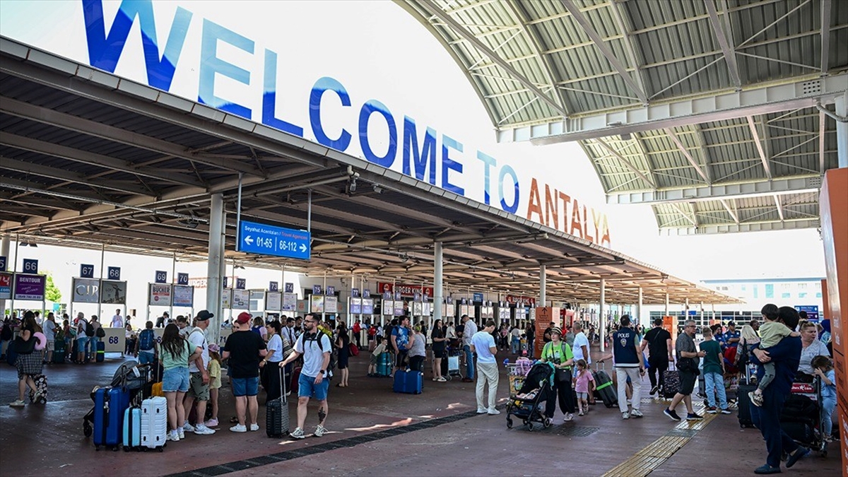 Antalya Havalimanı yılın ilk çeyreğinde 3 milyondan fazla yolcuya hizmet verdi Antalya Havalimanı yılın ilk çeyreğinde 3 milyondan fazla yolcuya hizmet verdi