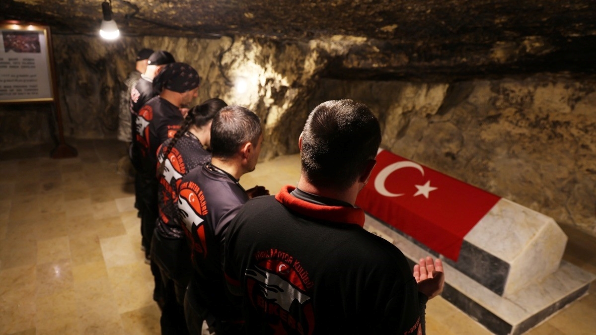 Avrupa’dan motosikletle umreye giden Türkler dönüşte Ürdün’deki Türk Şehitliği’ni ziyaret etti Avrupa’dan motosikletle umreye giden Türkler dönüşte Ürdün’deki Türk Şehitliği’ni ziyaret etti