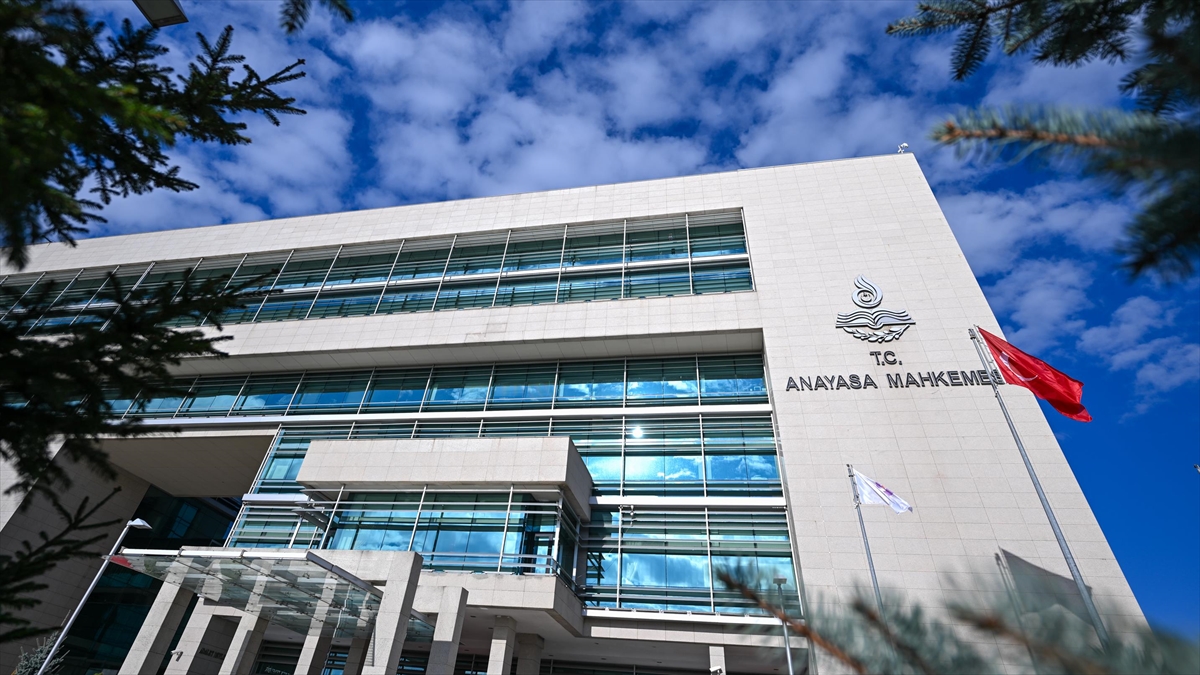 AYM, isim değişikliklerinin Basın İlan Kurumunun portalında ilan edilmesini öngören kuralı iptal etti