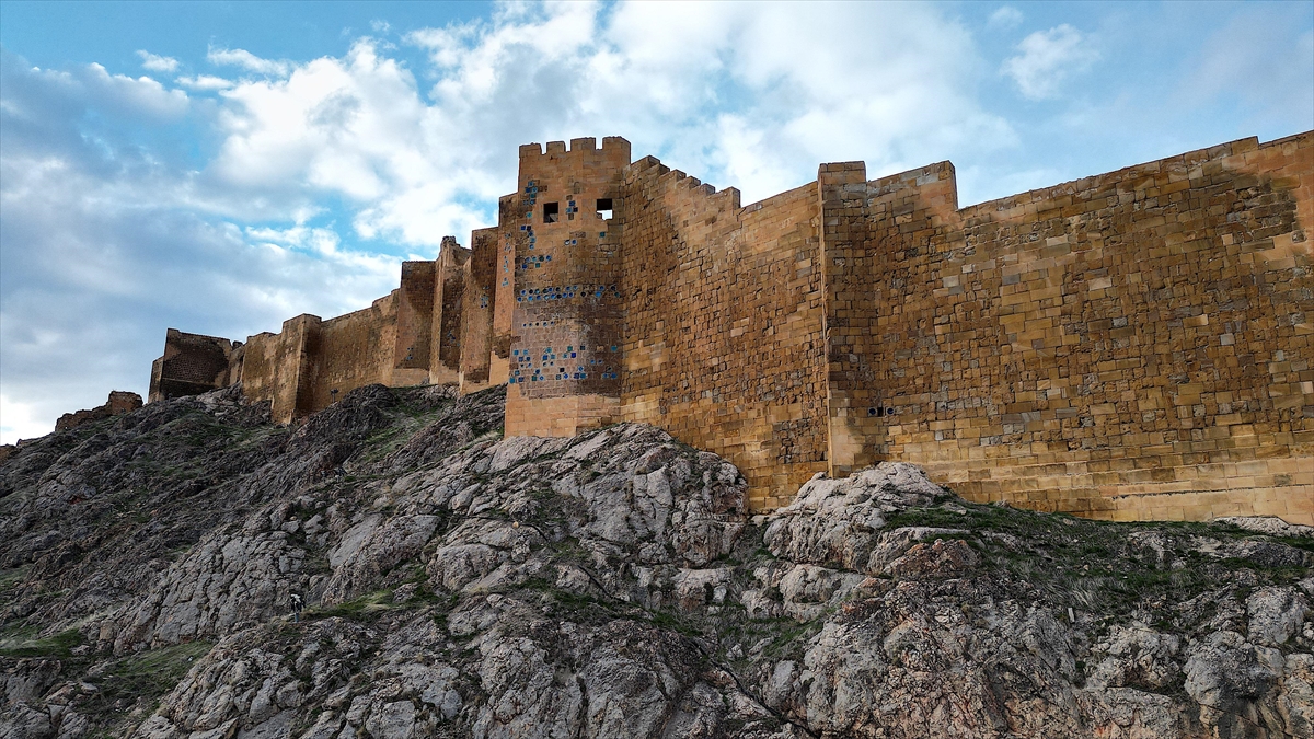 Bayburt Kalesi’nde tarihin gün yüzüne çıkarılması için yeniden harekete geçildi