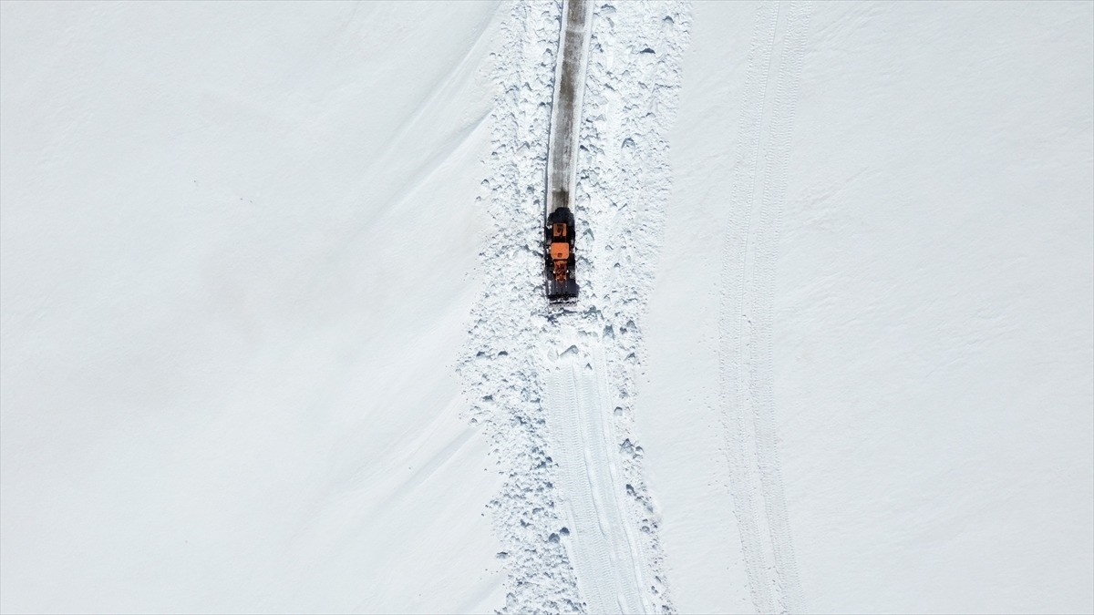 Bayburt’un yüksek kesimlerinde karla mücadele çalışmaları devam ediyor
