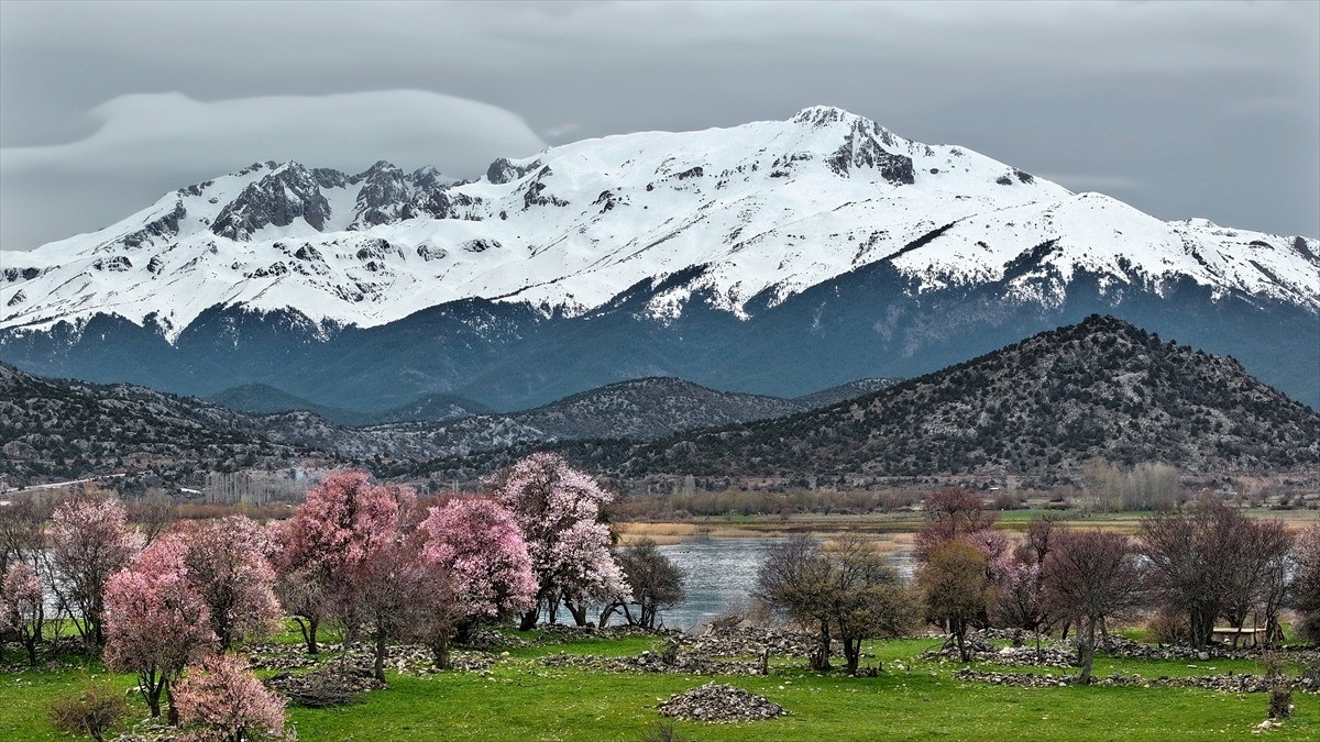 Beyşehir’de iki mevsimin güzelliği bir arada yaşanıyor