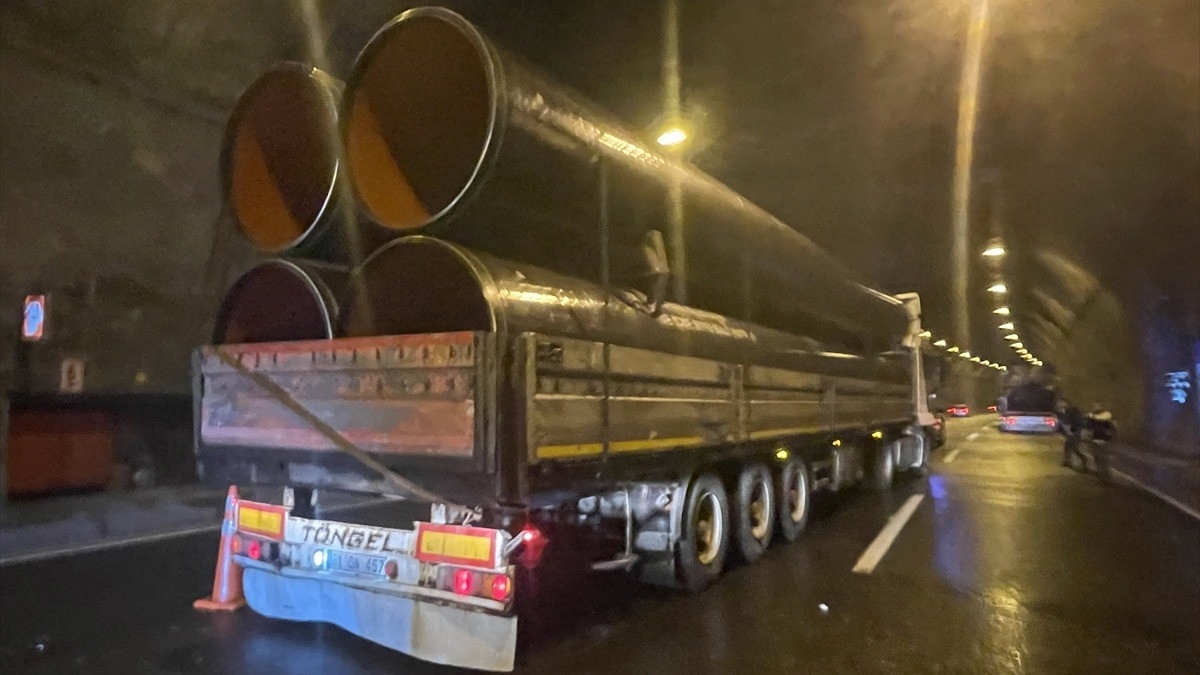 Bolu Dağı Tüneli’nde tırın arızalanan otomobile çarpması sonucu 5 kişi yaralandı