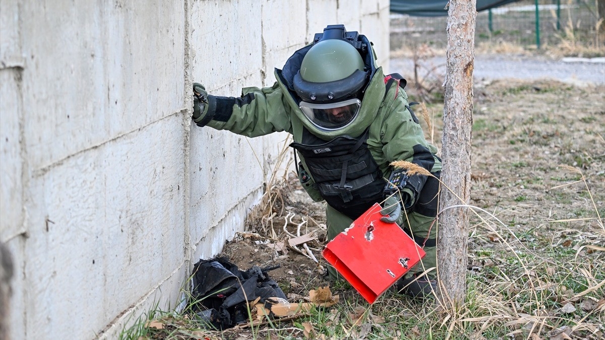 Bomba uzmanları “ilk hata son hatadır” prensibiyle görevlerini icra ediyor
