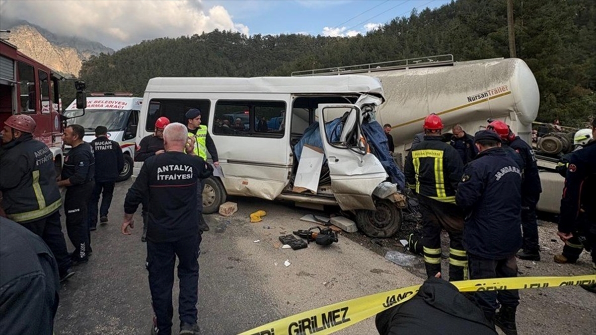 Burdur’da minibüsle beton mikserinin çarpışması sonucu 6 kişi öldü, 4 kişi yaralandı
