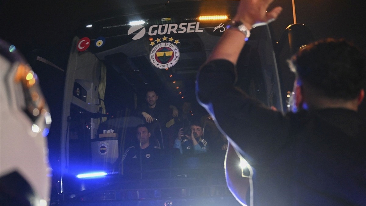 Derbiyi kazanan Fenerbahçe’yi, tesislerinde taraftarları karşıladı Derbiyi kazanan Fenerbahçe’yi, tesislerinde taraftarları karşıladı