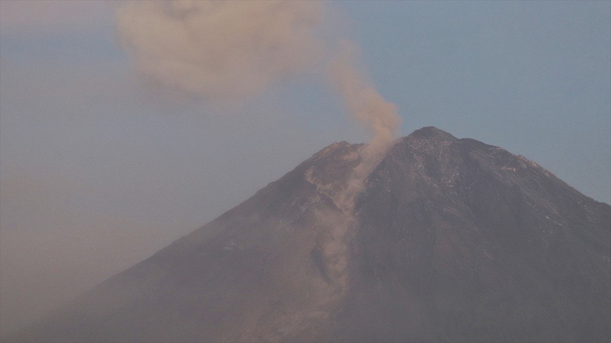 Endonezya’daki Semeru Yanardağı’nda 4 patlama meydana geldi Endonezya’daki Semeru Yanardağı’nda 4 patlama meydana geldi
