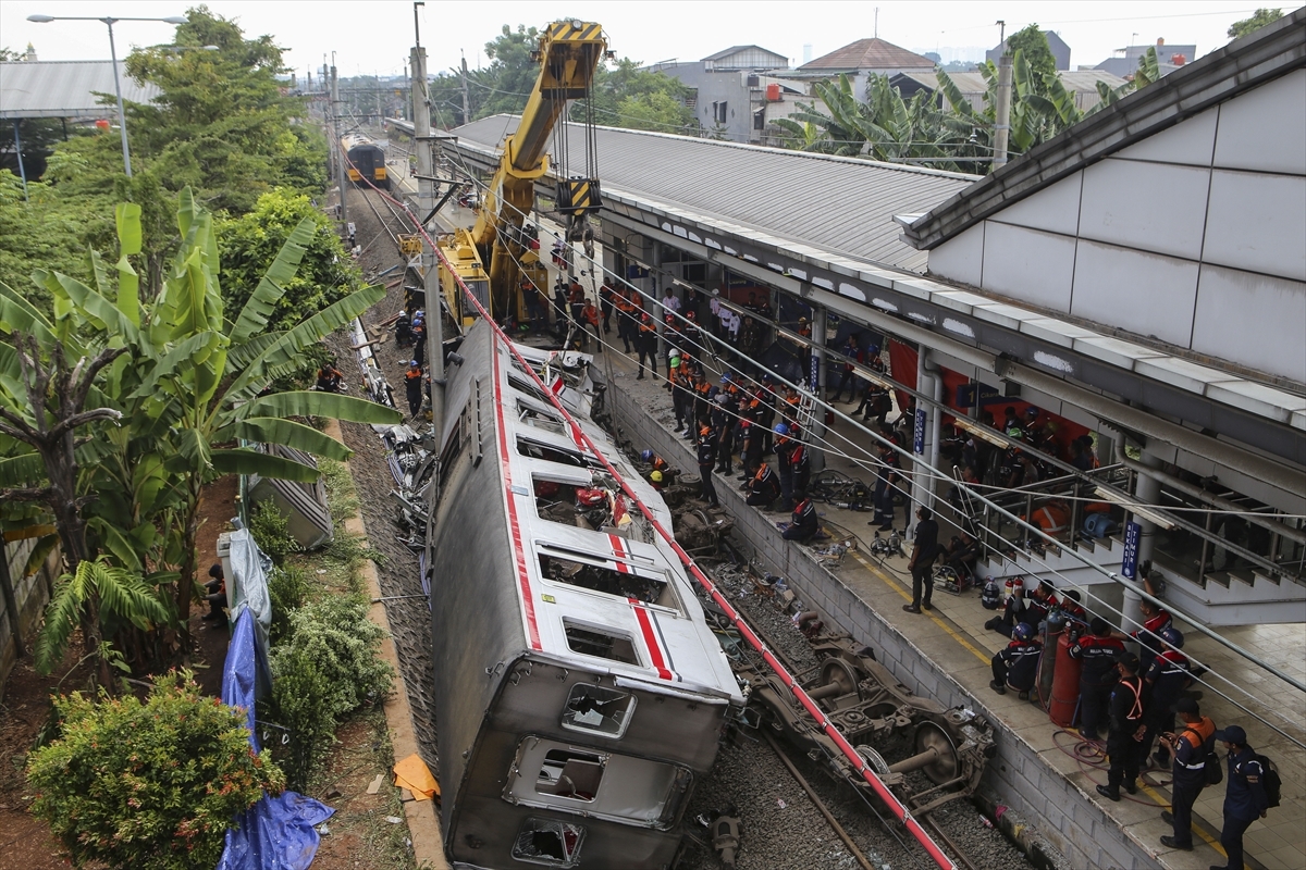 Endonezya’daki tren kazasında ölü sayısı 14’e yükseldi