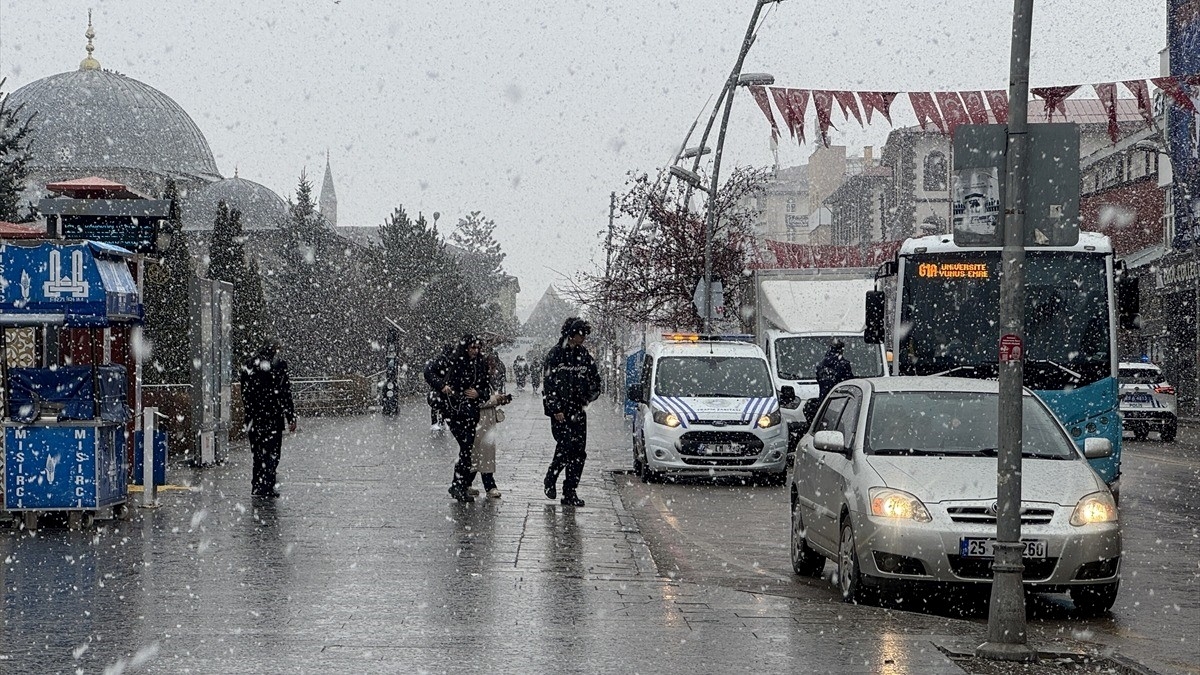 Erzurum’da baharda kar yağışı etkili oldu