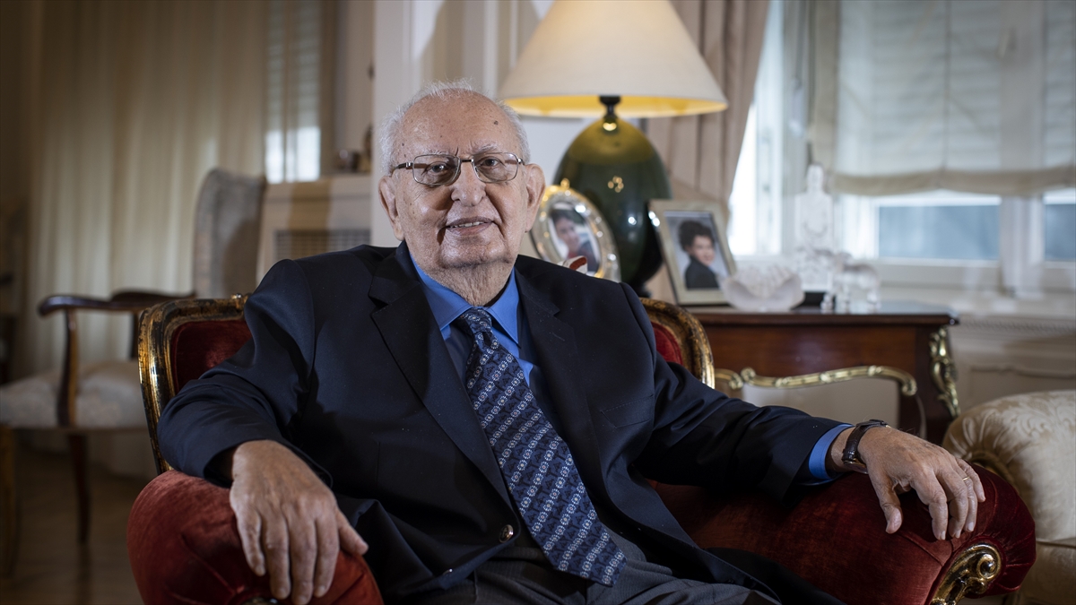 Eski TBMM Başkanı Hüsamettin Cindoruk hayatını kaybetti Eski TBMM Başkanı Hüsamettin Cindoruk hayatını kaybetti