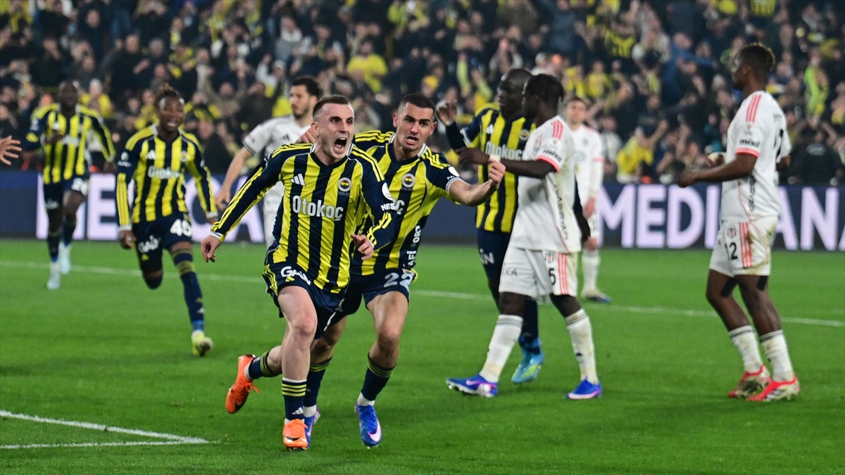 Fenerbahçe, Beşiktaş engelini uzatma dakikalarında aştı Fenerbahçe, Beşiktaş engelini uzatma dakikalarında aştı