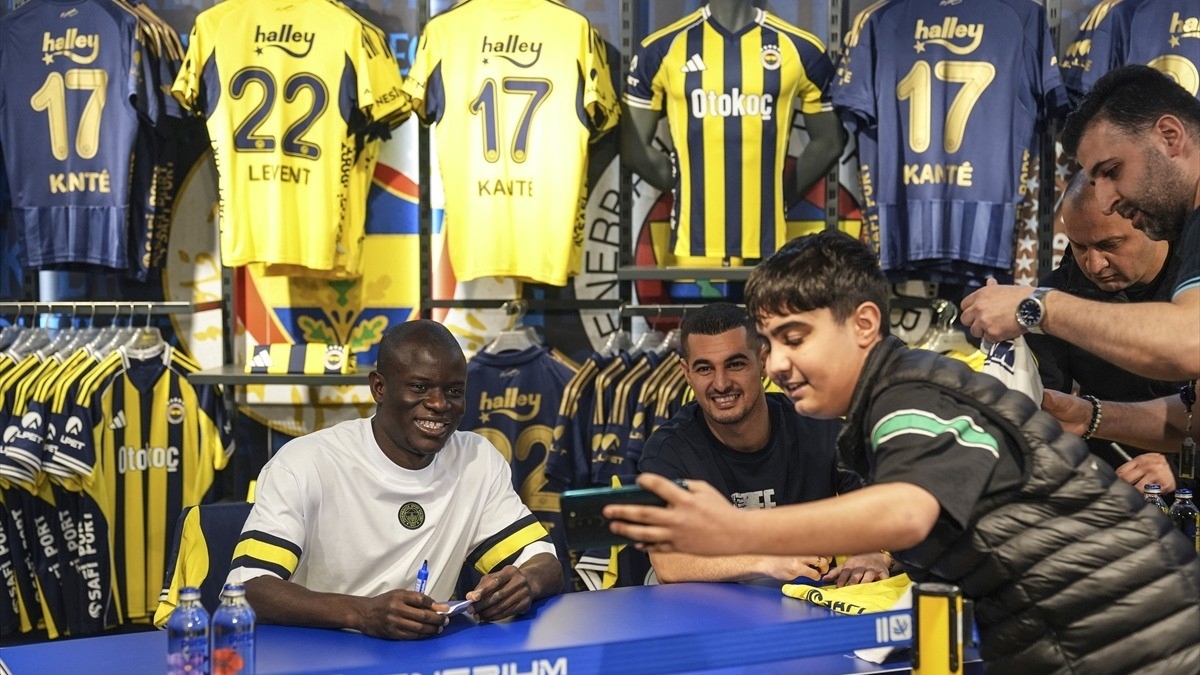 Fenerbahçeli futbolcular Kante ve Levent Mercan imza gününde taraftarlarla buluştu