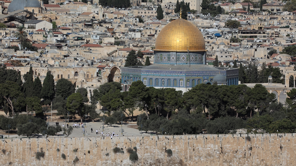 Filistin topraklarını gasbeden İsrailliler, Mescid-i Aksa’ya baskın düzenledi