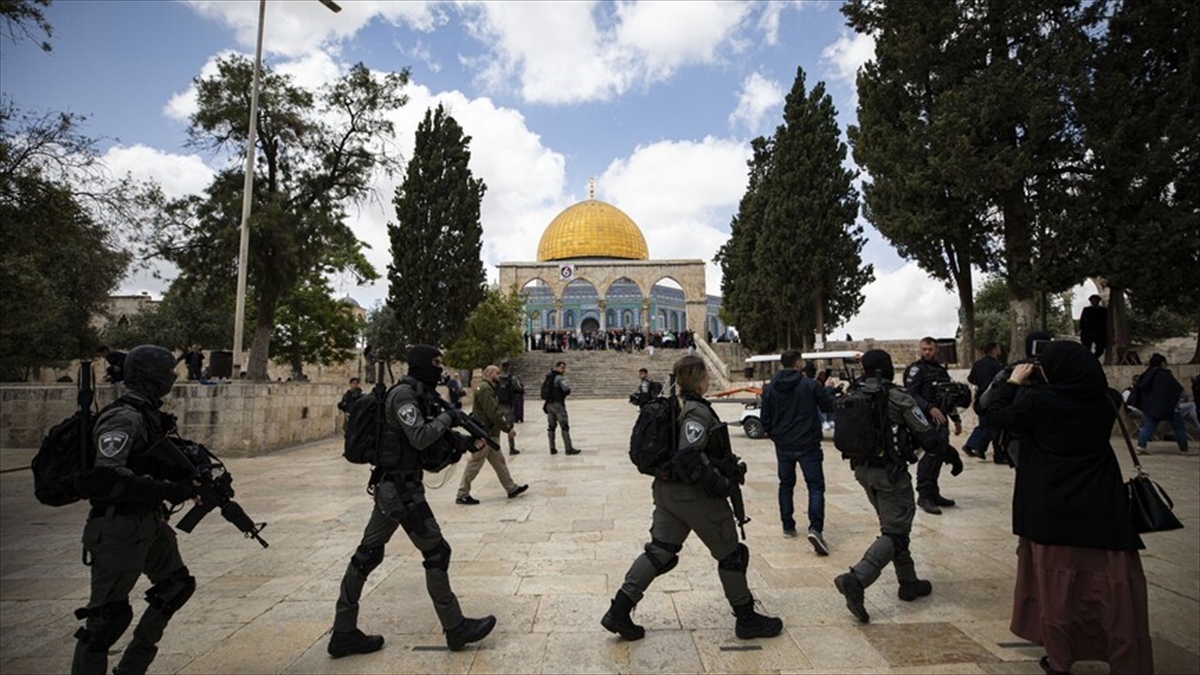 Filistin topraklarını gasbeden İsrailliler polis korumasında Mescid-i Aksa’ya baskın düzenledi