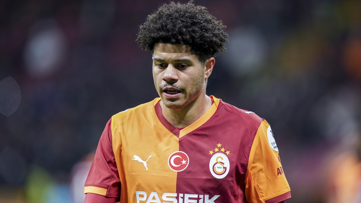 Galatasaray’ın Brezilyalı futbolcusu Gabriel Sara, sol ayak bileğinden sakatlandı