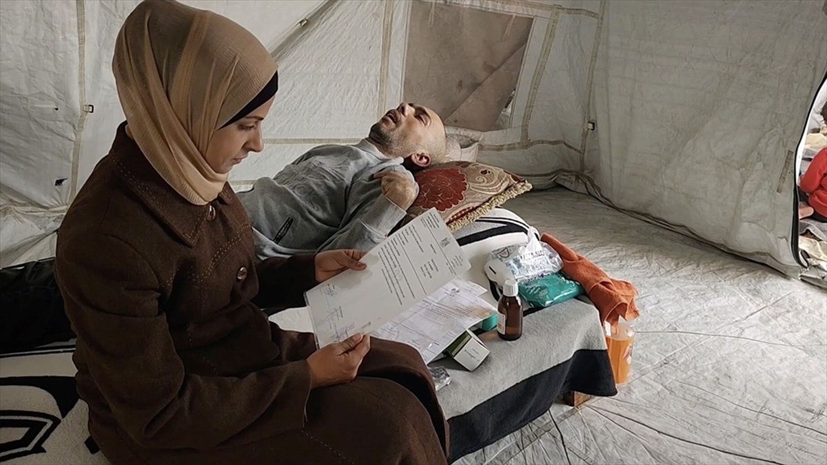 Gazze’de sözde yardım noktasında başından vurularak felç olan Raid, acılar içinde kıvranıyor