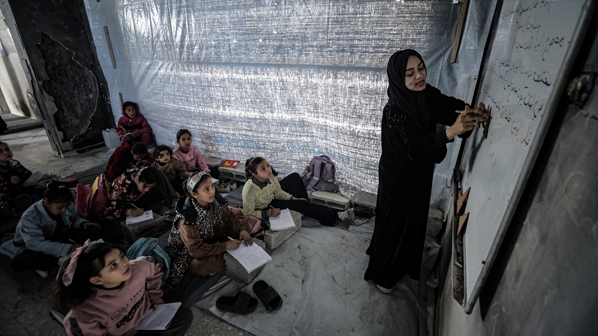 Gazzeli gönüllü öğretmenler, imkansızlıklara rağmen bir neslin kaybolmaması için uğraşıyor