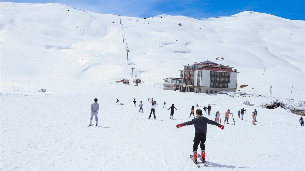 Hakkari’deki kayak merkezinde baharda da kayak keyfi yaşanıyor