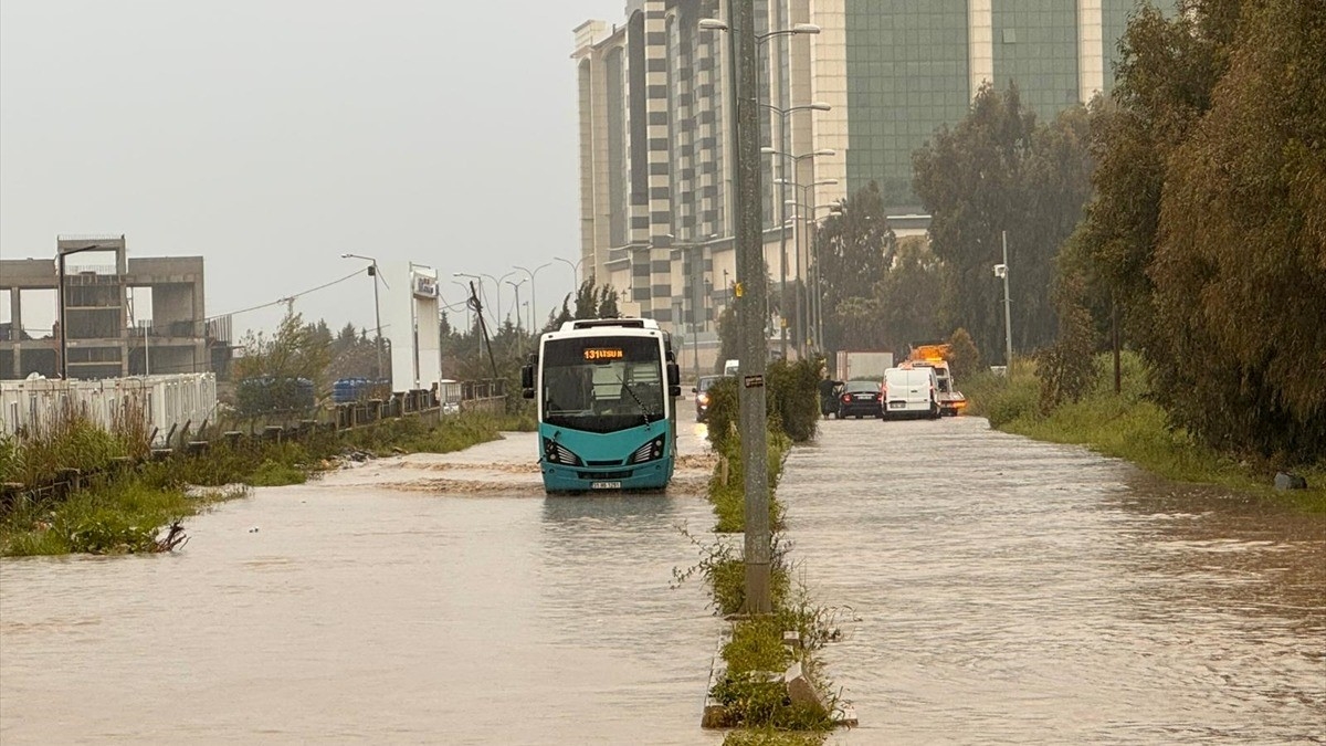 Hatay ve Osmaniye’de sağanak hayatı olumsuz etkiledi Hatay ve Osmaniye’de sağanak hayatı olumsuz etkiledi