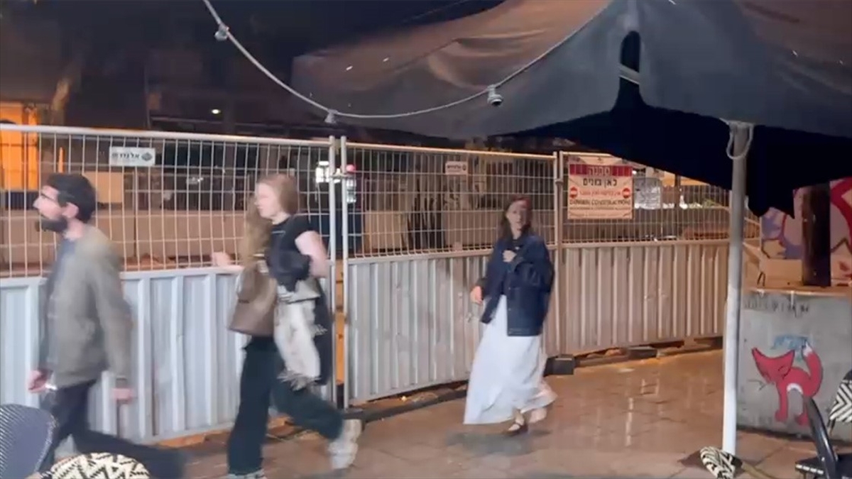 Hizbullah’ın roketleri nedeniyle ön uyarı alarmı gelmeden çalan sirenler Tel Aviv’de paniğe yol açtı