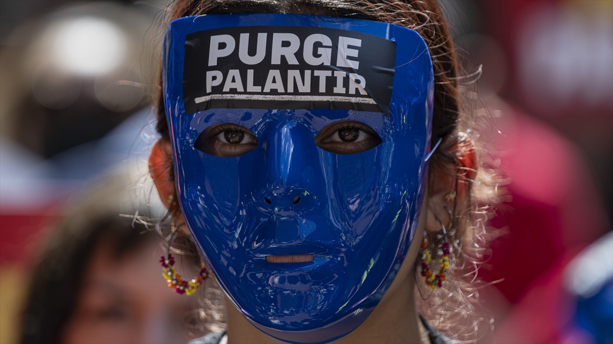 İngiltere’de 200 binden fazla kişi, hükümete Palantir şirketiyle bağları kesme çağrısı yaptı