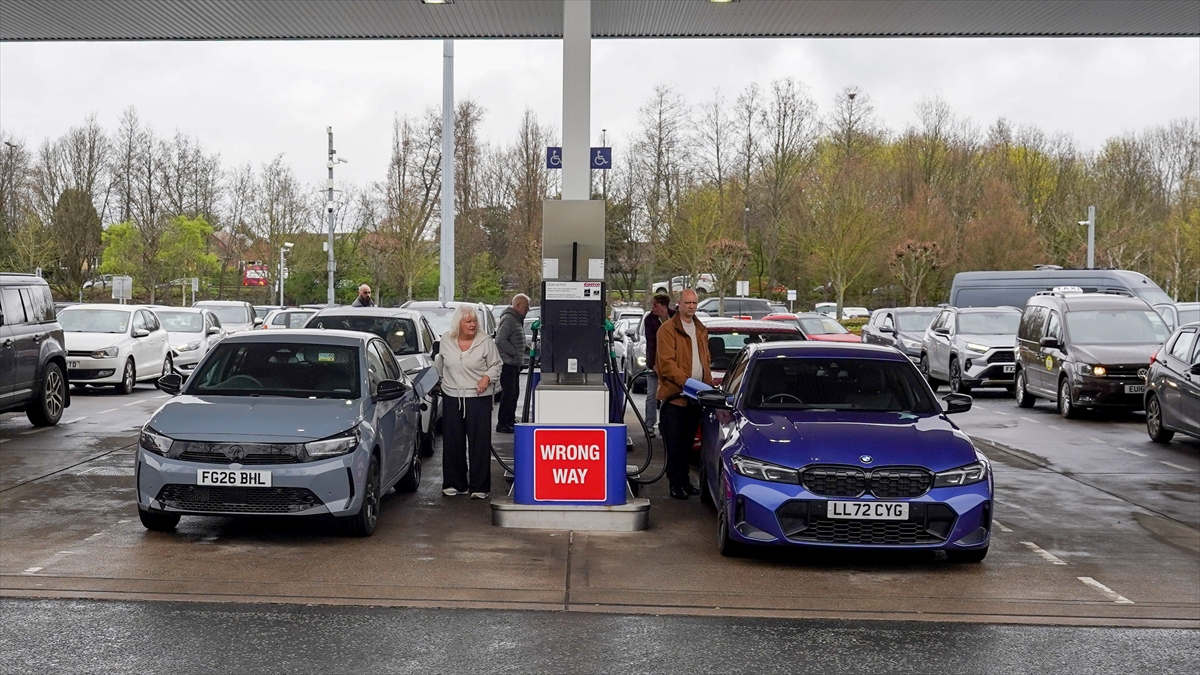 İngiltere’de yıllık enflasyon artan akaryakıt fiyatlarının etkisiyle martta yüzde 3,3’e yükseldi