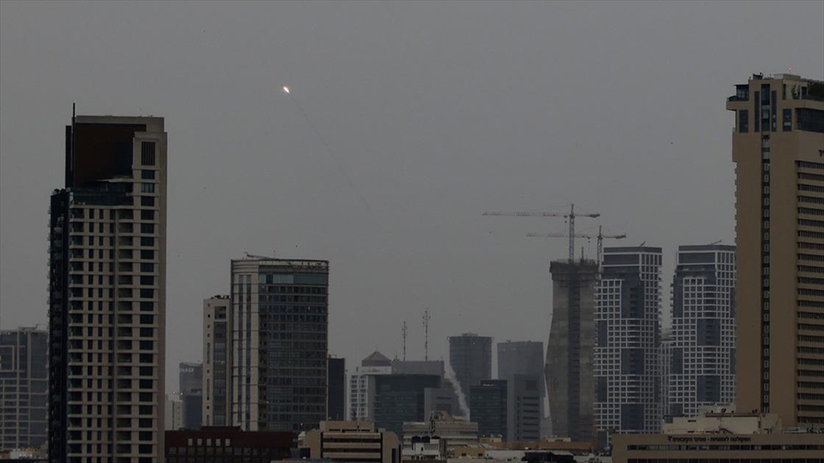 İran’ın yeni misillemesinin ardından İsrail’in birçok bölgesinde bir kez daha sirenler çaldı