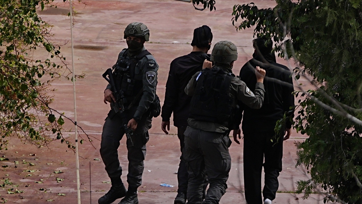 İsrail ordusu, işgal altındaki Batı Şeria’da 60’ten fazla Filistinliyi gözaltına aldı