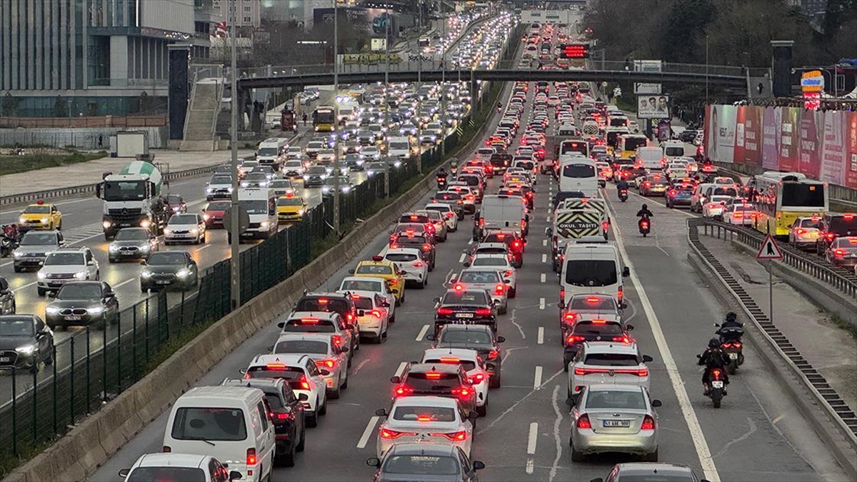 İstanbul’da akşam saatlerinde trafik yoğunluğu yüzde 83’e yükseldi