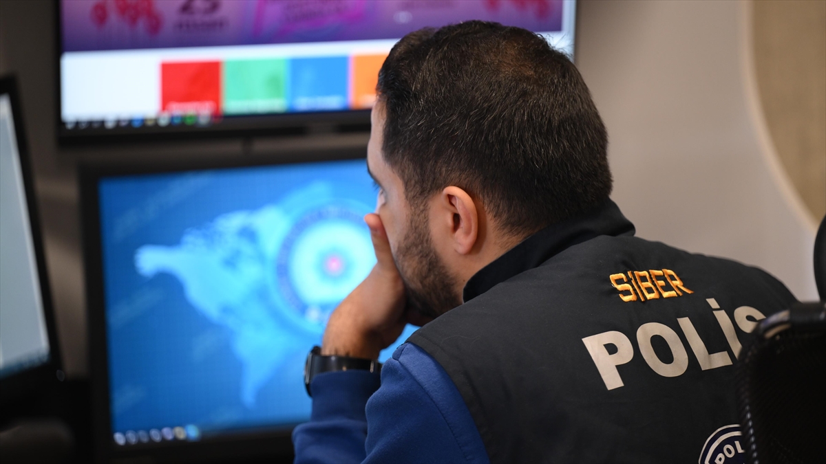 İstanbul’un siber polisi, “kolay para, yüksek kazanç” dolandırıcılarına göz açtırmadı İstanbul’un siber polisi, “kolay para, yüksek kazanç” dolandırıcılarına göz açtırmadı
