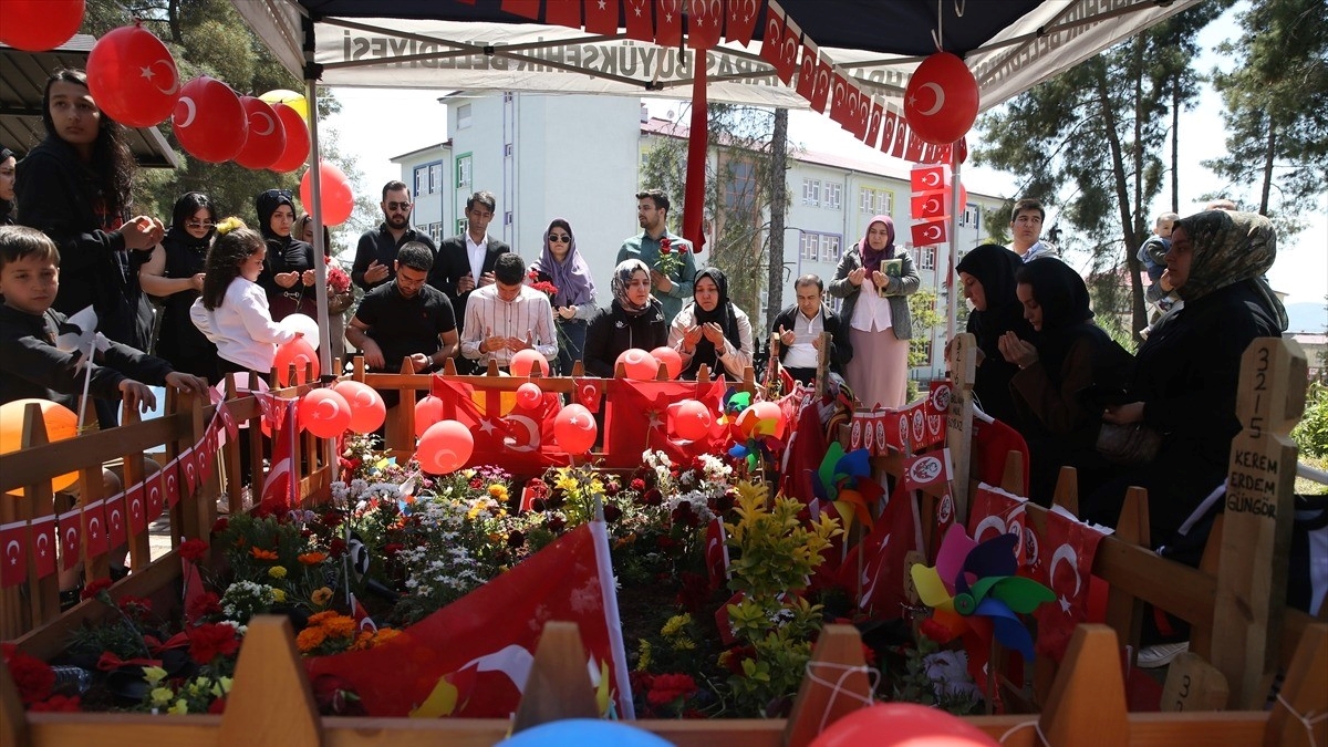 Kahramanmaraş’ta okul saldırısında hayatını kaybeden çocuklar 23 Nisan’da mezarları başında anıldı