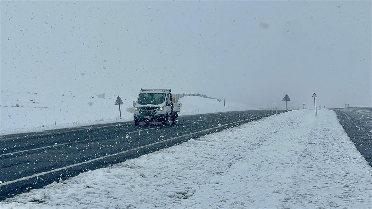 Kar ve tipi Ardahan’da bazı yollarda ulaşımı aksatıyor Kar ve tipi Ardahan’da bazı yollarda ulaşımı aksatıyor