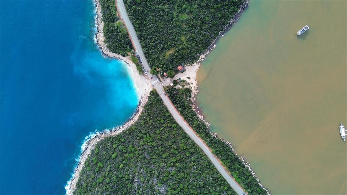 Kaş’ta sağanak sonrası denizin bir kısmı kahverengiye döndü