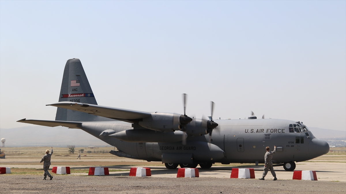 Katar’da, ABD’ye ait El-Udeyd Üssü’ne askeri sevkiyat uçaklarının indiği görüldü