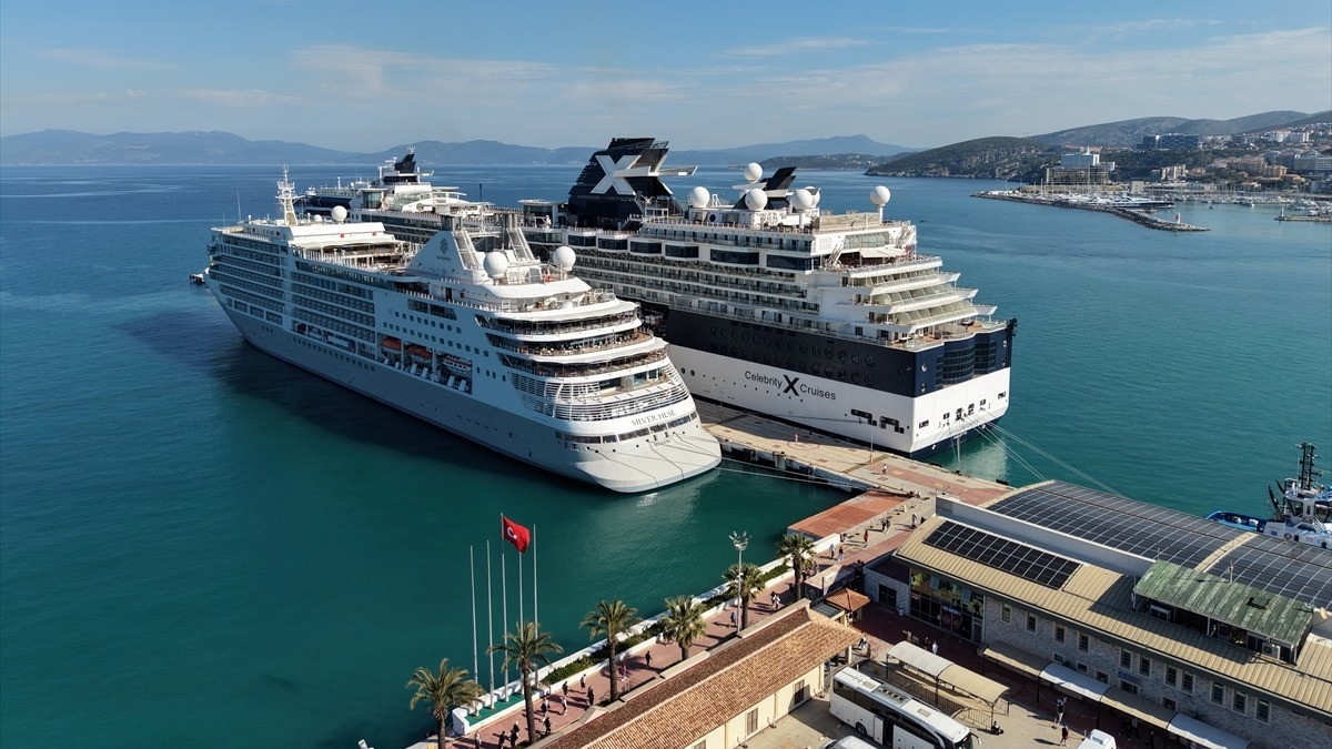 Kuşadası’na iki kruvaziyerle 2 bin 723 turist geldi
