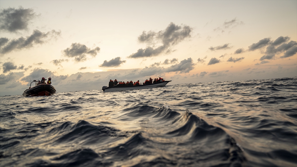 Libya’nın doğu açıklarında zor durumdaki 404 düzensiz göçmen kurtarıldı