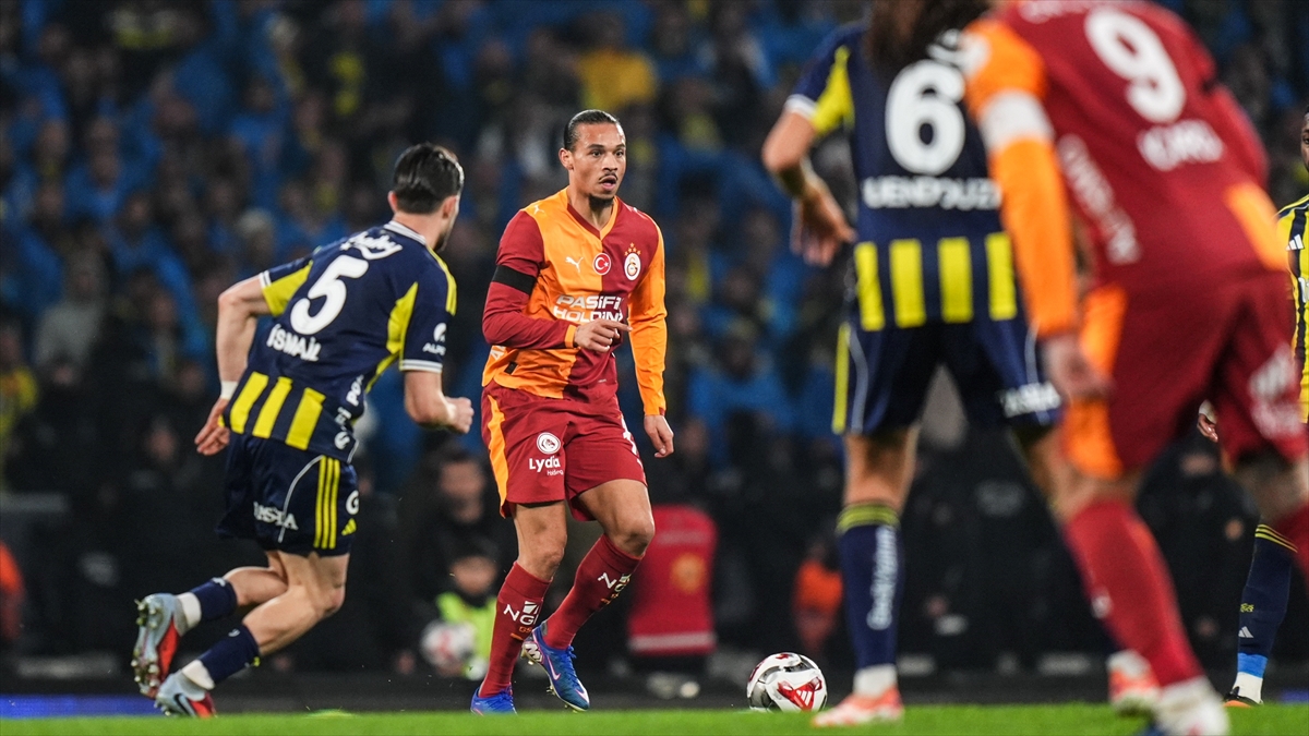 Lider Galatasaray, şampiyonluk yarışındaki kritik derbide yarın Fenerbahçe’yi ağırlayacak