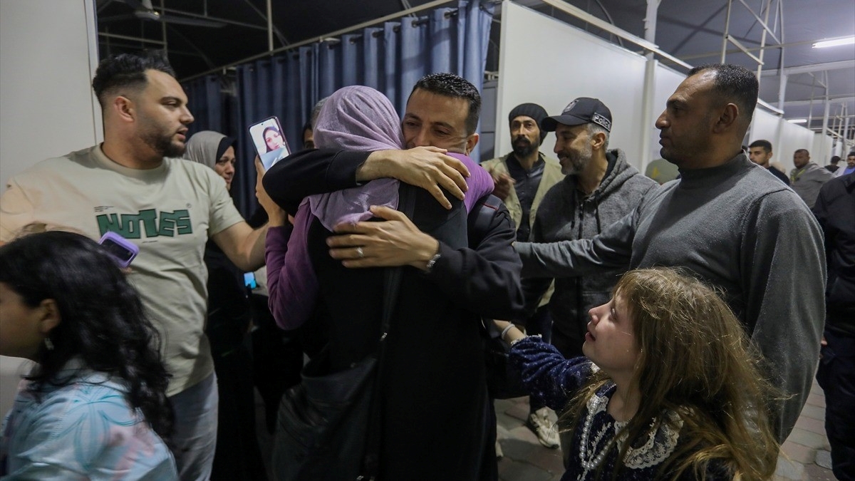 Mısır’da tedavisi tamamlanan 114 yaralı ve refakatçi Refah Sınır Kapısı’ndan Gazze’ye döndü