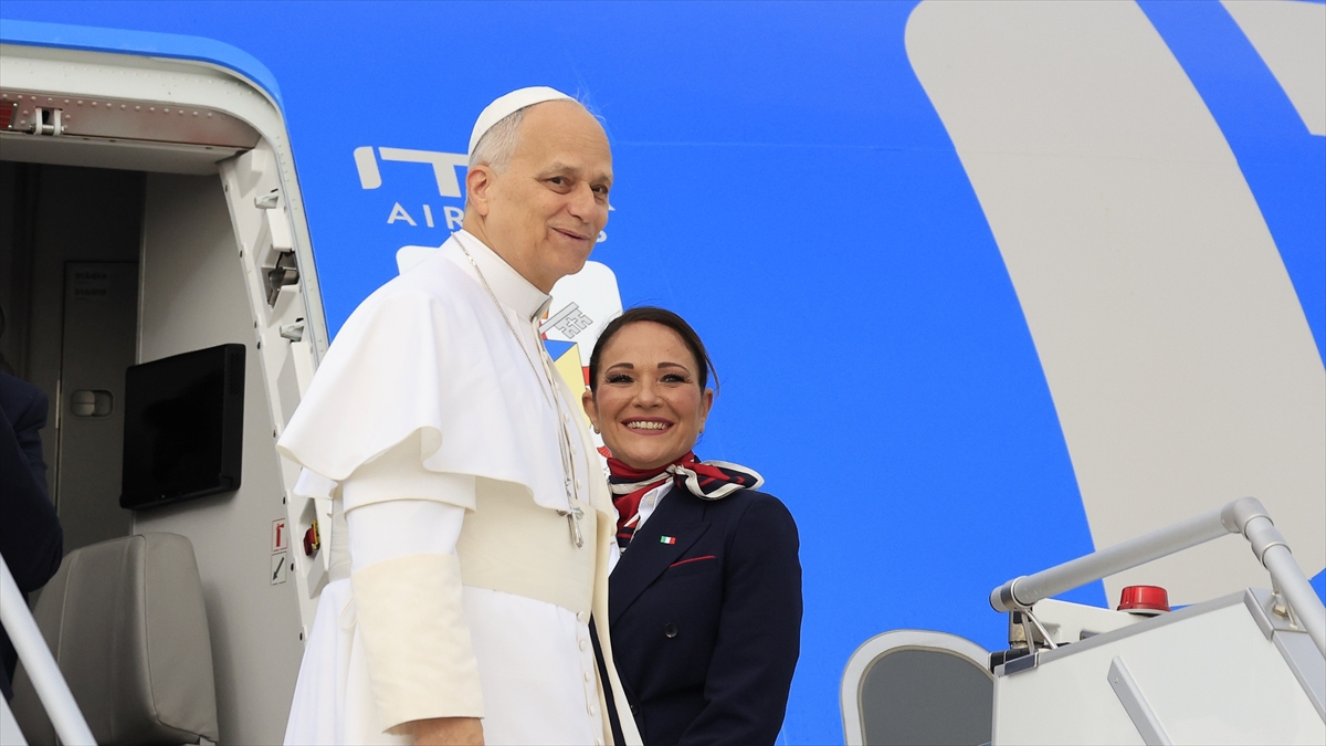 Papa 14. Leo, Afrika ülkelerini kapsayan üçüncü dış gezisi için yola çıktı