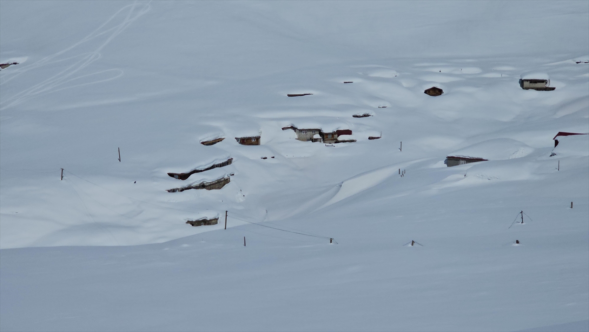 Rize’de karlar altında kalan yayla evleri havadan görüntülendi