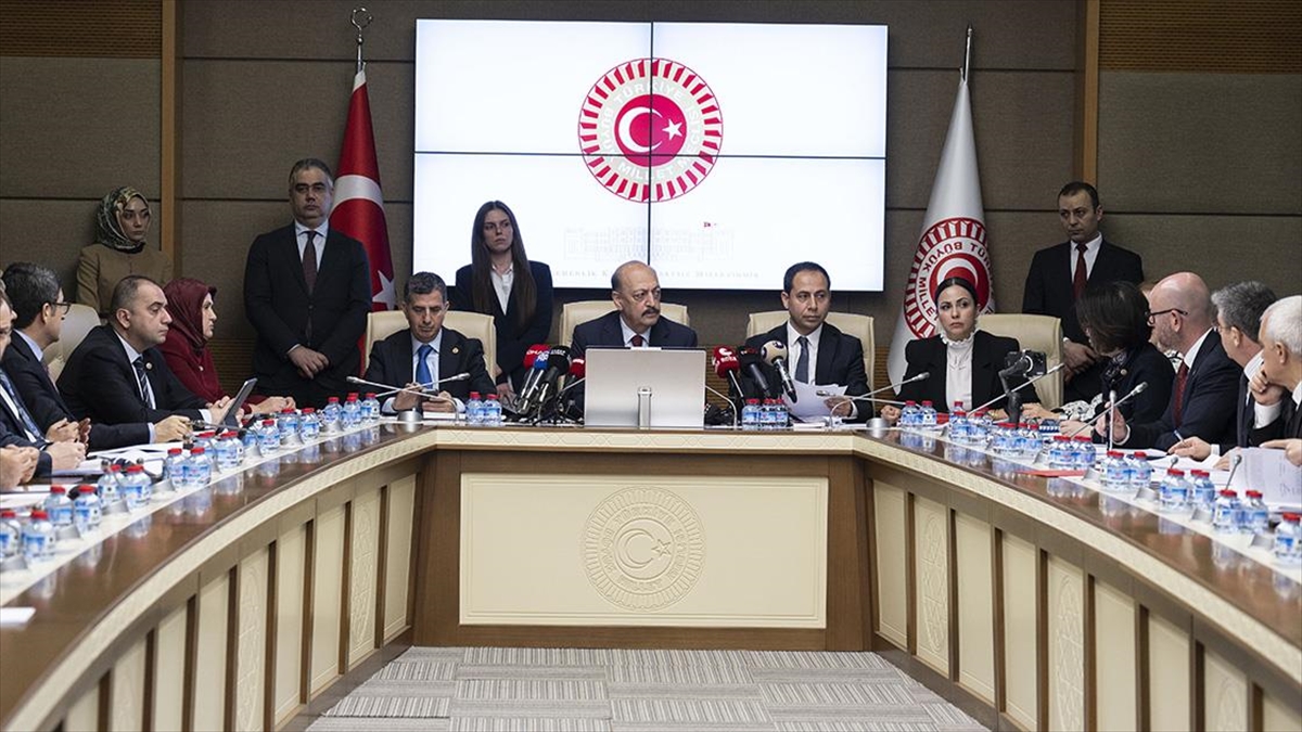 Sosyal medyaya ve doğum iznine yönelik düzenlemeleri de içeren kanun teklifi komisyonda kabul edildi