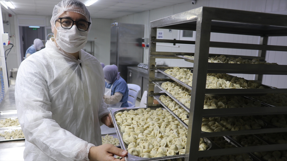 Tatilde tattığı mantıdan yola çıkarak kurduğu imalathanede 100 kadına istihdam sağlıyor Tatilde tattığı mantıdan yola çıkarak kurduğu imalathanede 100 kadına istihdam sağlıyor