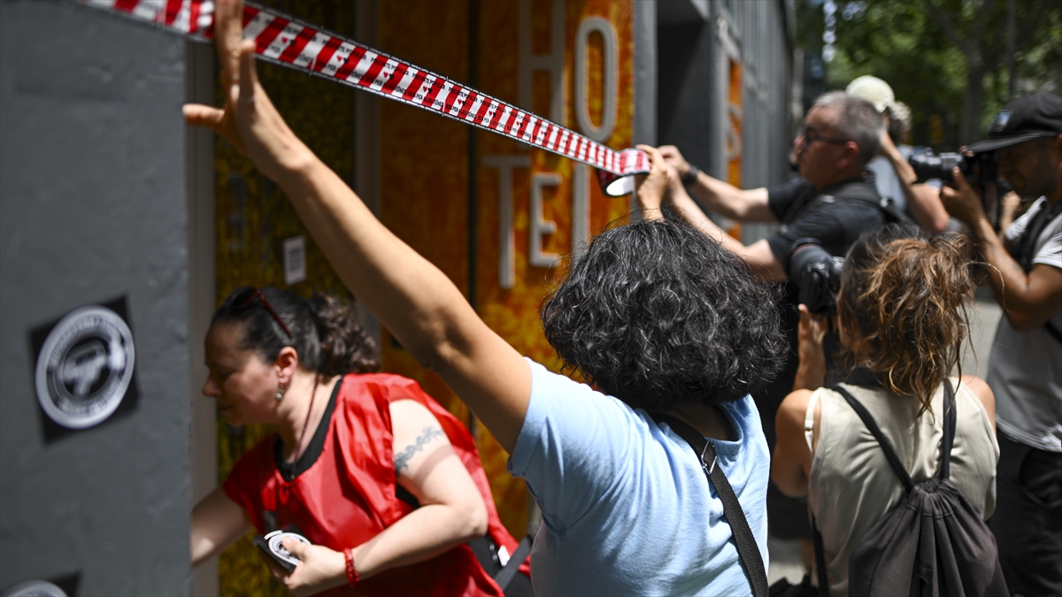 Turistik kentlerde misafirperverliğin sonu gelirken seyahat, tarihin parçası olmayı sürdürüyor