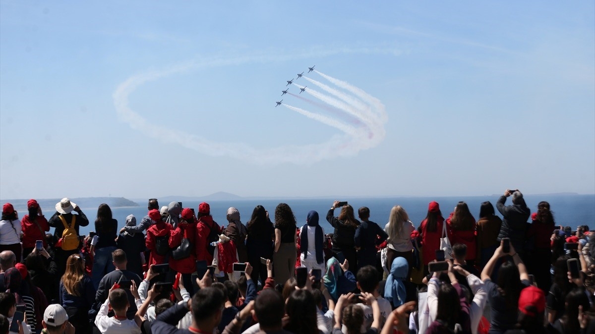 Türk Yıldızları, Çanakkale Şehitler Abidesi üzerinde gösteri uçuşu yaptı