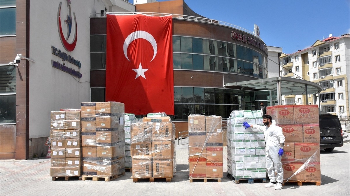 Türkiye’den İran’a tıbbi malzeme taşıyan 6 yardım tırı Van’dan yola çıktı