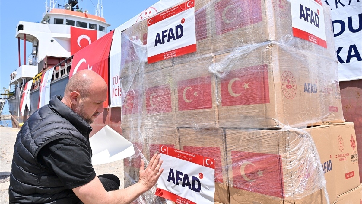 Türkiye’den, Lübnan’da savaş nedeniyle yerinden edilenlere 730 tonluk insani yardım