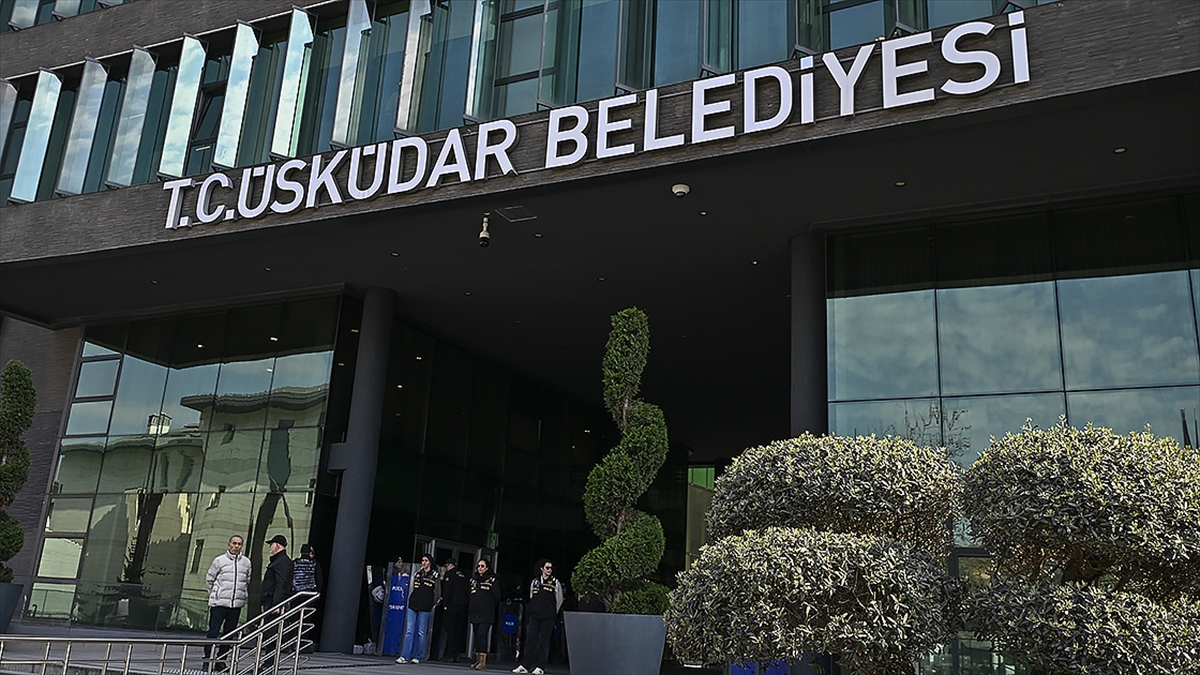 Üsküdar Belediyesine yönelik usulsüzlük soruşturmasında gözaltına alınan 21 şüpheli adliyede Üsküdar Belediyesine yönelik usulsüzlük soruşturmasında gözaltına alınan 21 şüpheli adliyede