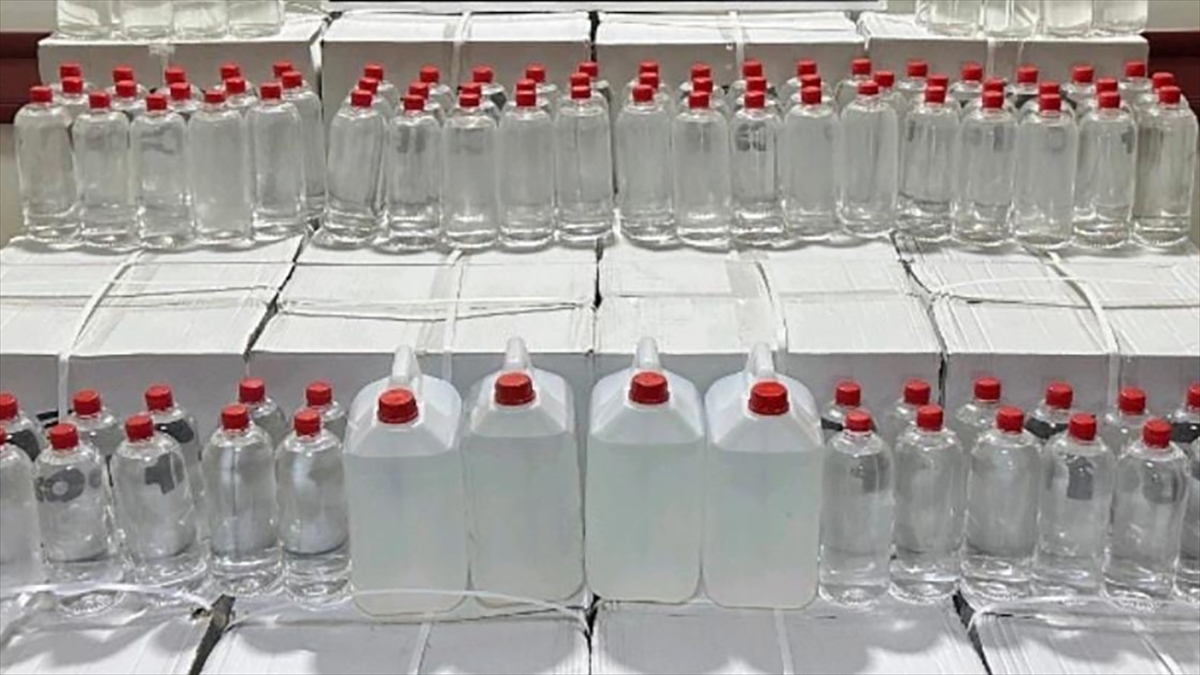 Yurtta yılın ilk çeyreğinde 232 bin 442 litre sahte içki ele geçirildi Yurtta yılın ilk çeyreğinde 232 bin 442 litre sahte içki ele geçirildi