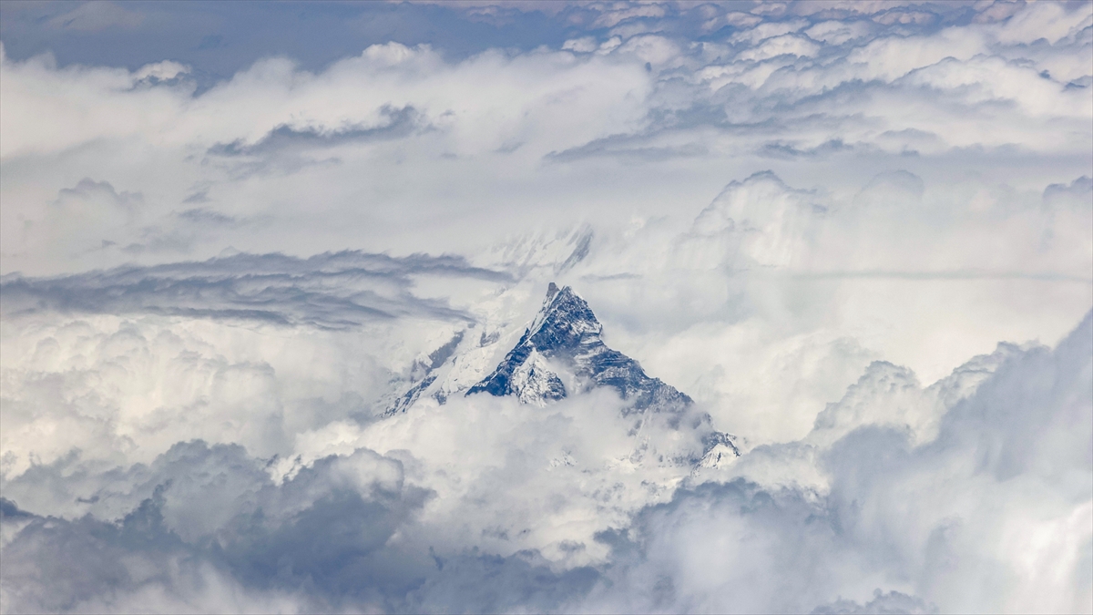 2 Hint dağcı Everest Dağı’ndan iniş sırasında hayatını kaybetti